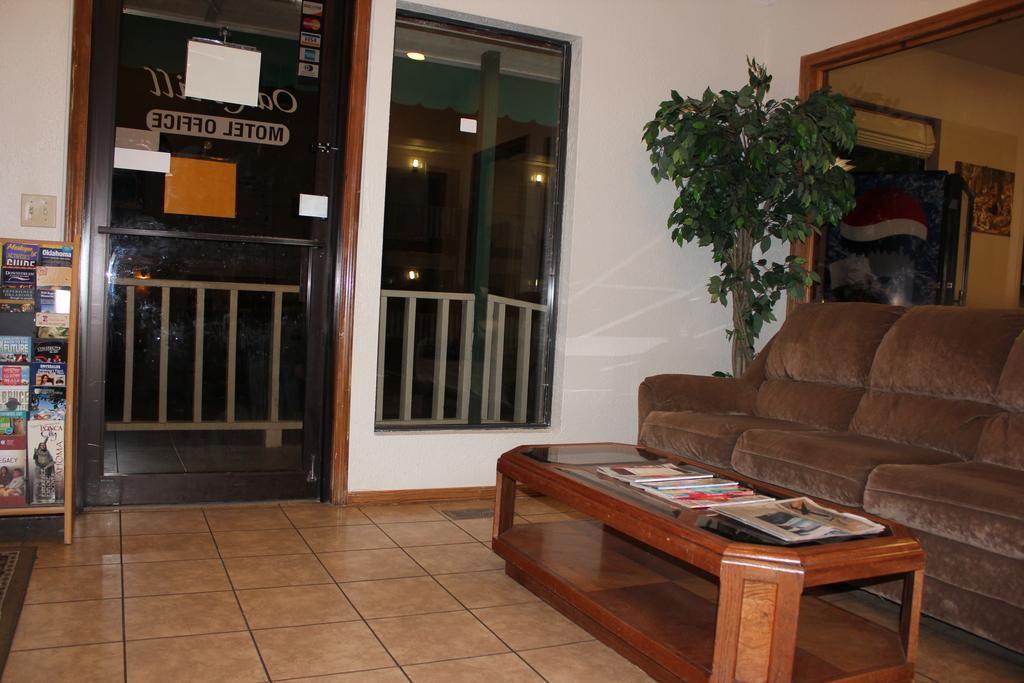 Oak Hill Inn And Suites Tahlequah Exterior photo