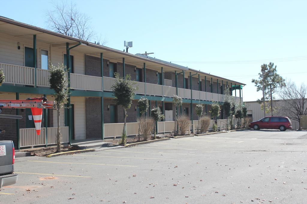 Oak Hill Inn And Suites Tahlequah Exterior photo