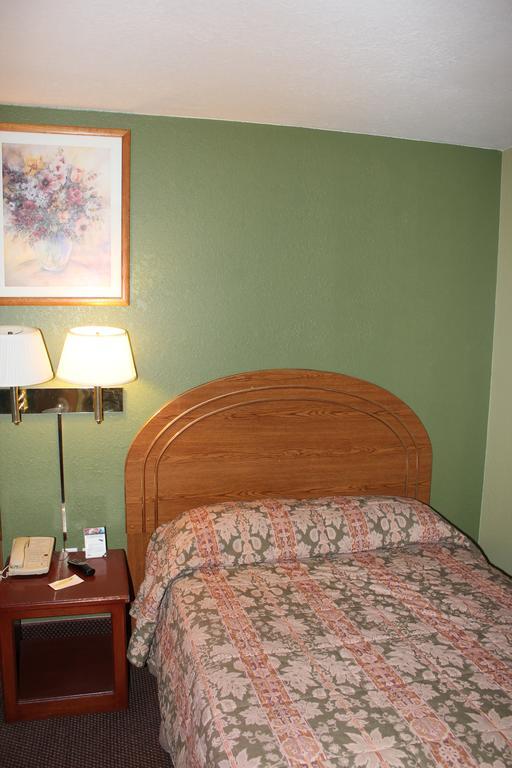 Oak Hill Inn And Suites Tahlequah Exterior photo