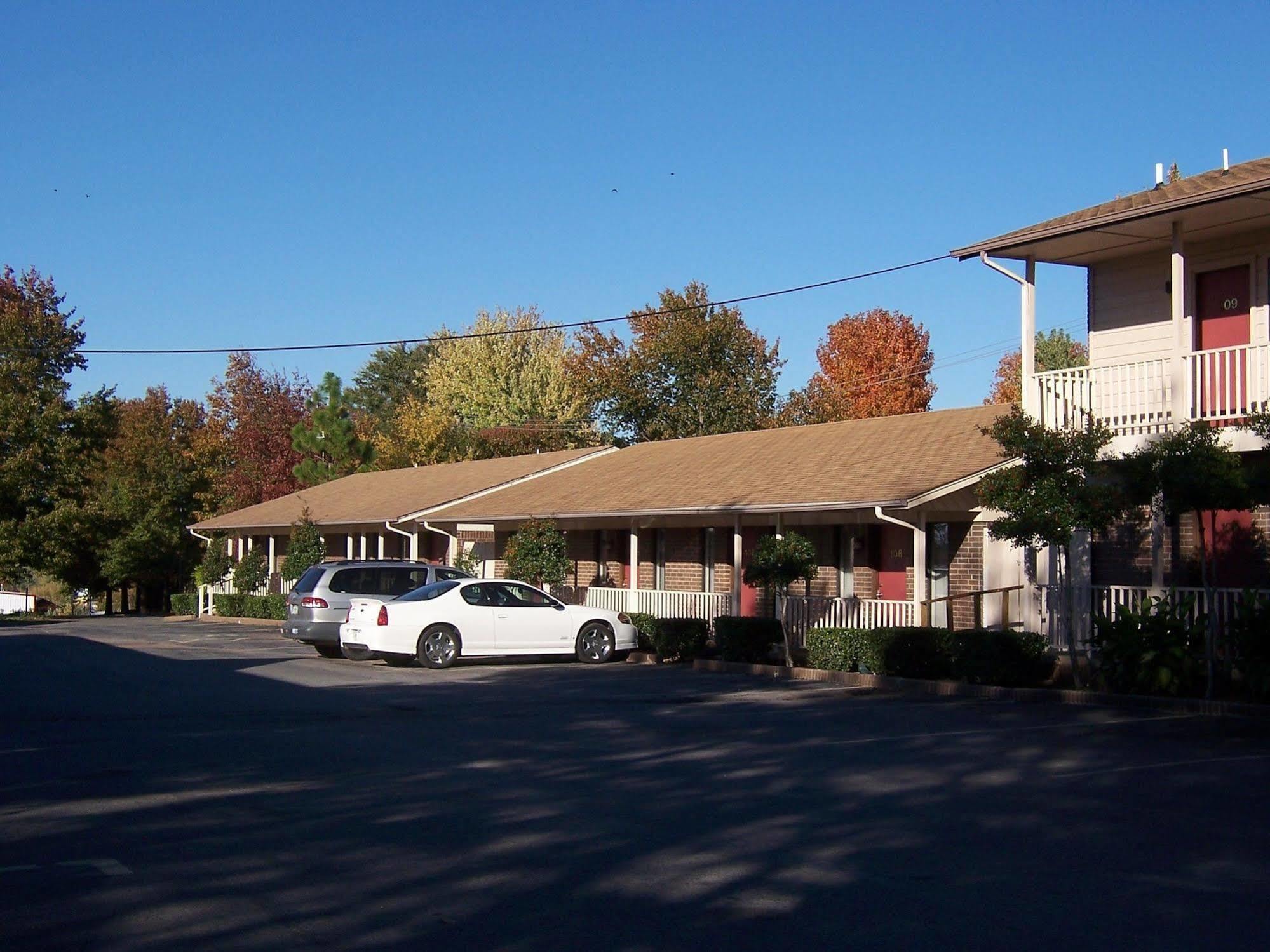 Oak Hill Inn And Suites Tahlequah Exterior photo