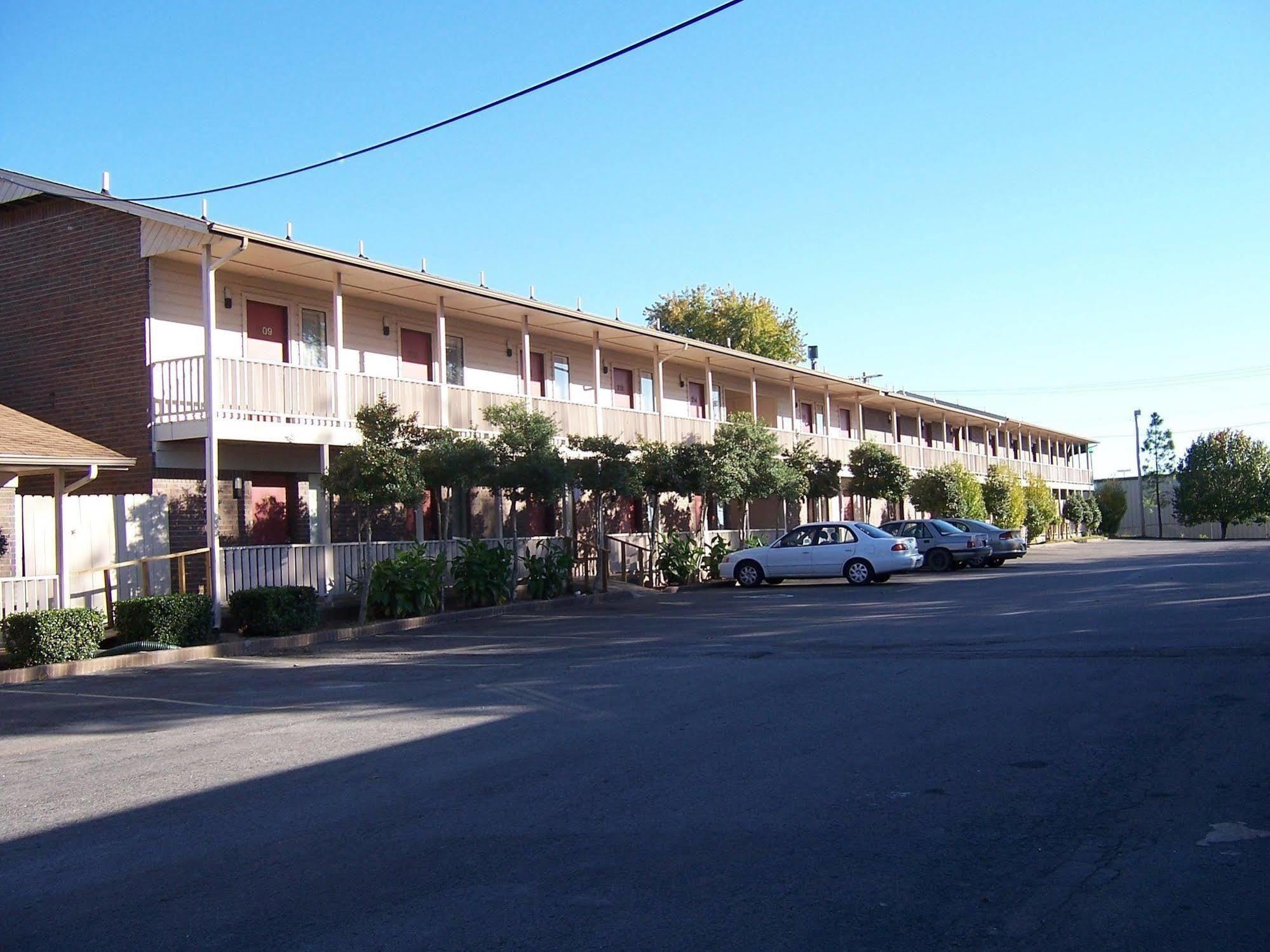 Oak Hill Inn And Suites Tahlequah Exterior photo
