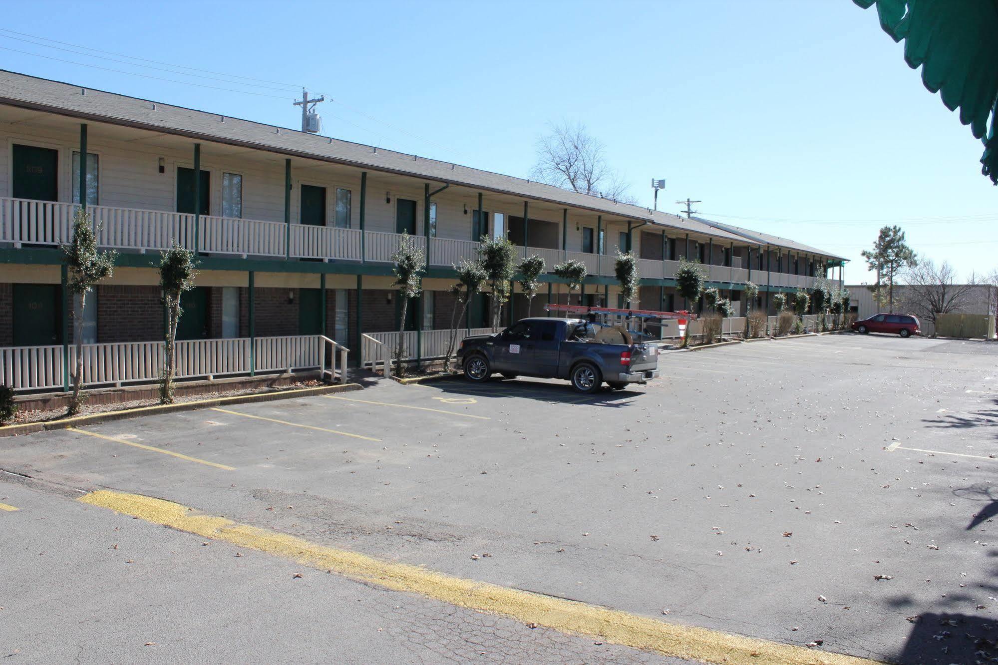 Oak Hill Inn And Suites Tahlequah Exterior photo