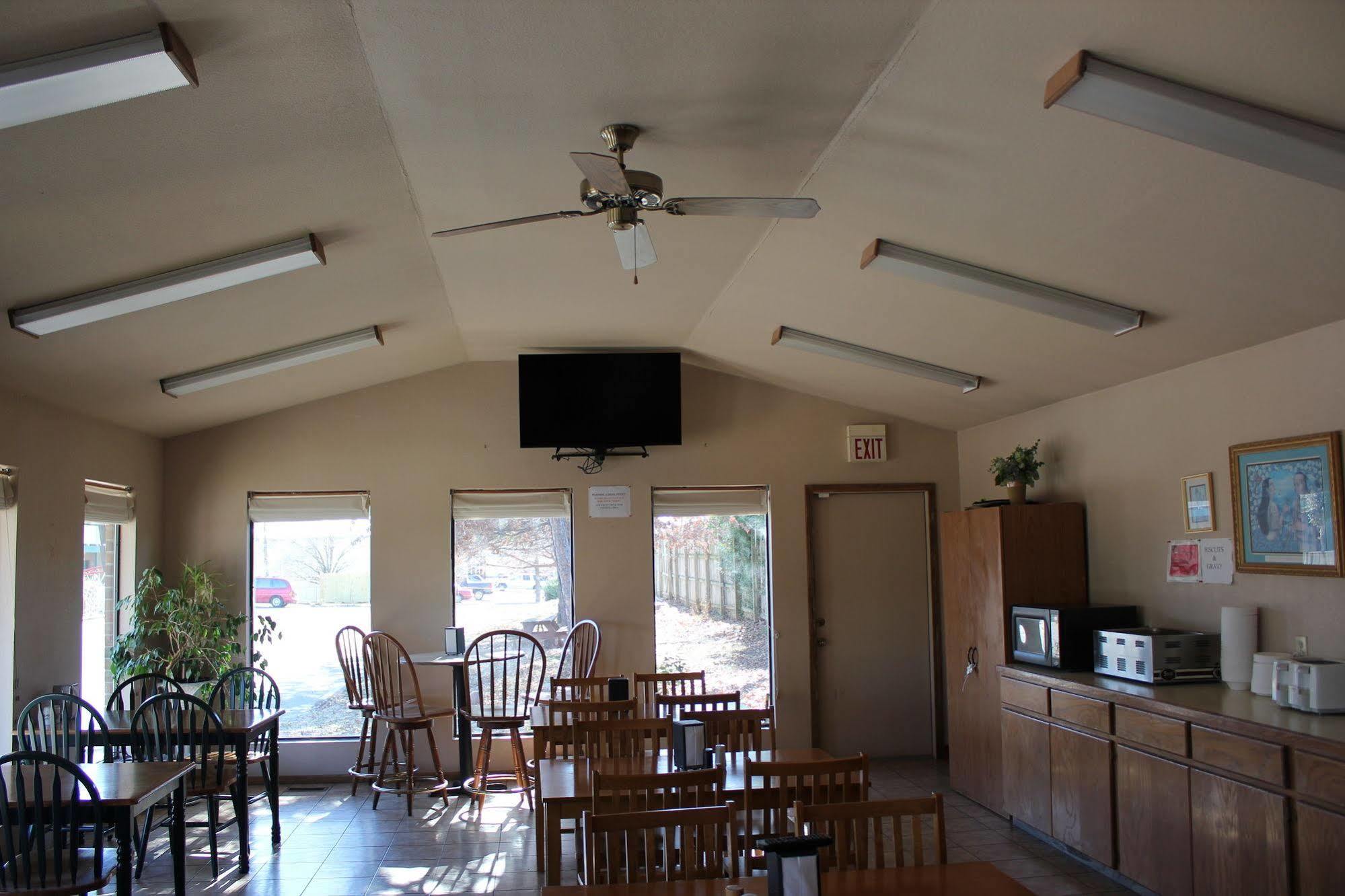 Oak Hill Inn And Suites Tahlequah Exterior photo