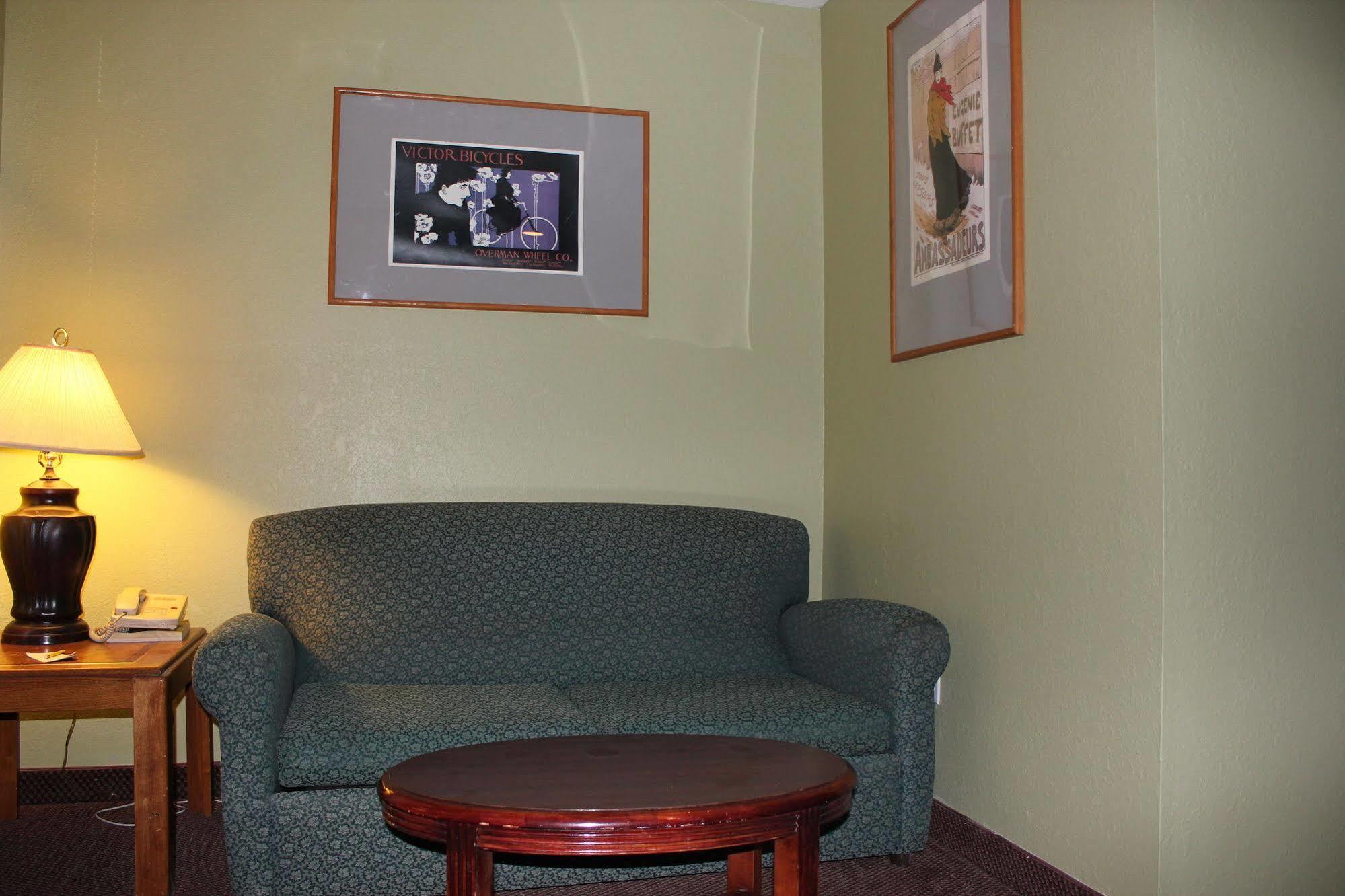 Oak Hill Inn And Suites Tahlequah Exterior photo