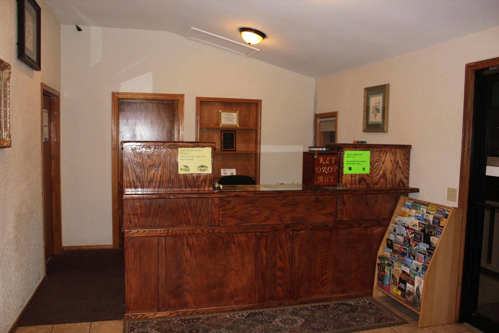Oak Hill Inn And Suites Tahlequah Exterior photo