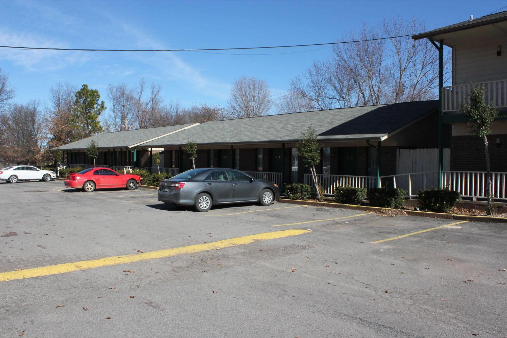 Oak Hill Inn And Suites Tahlequah Exterior photo
